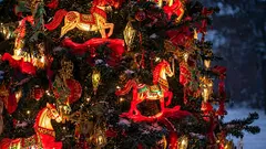 Weihnachtsbaum 2026, das Jahr des Feuerpferdes: die besten Farben und Symbole der Dekorationen.