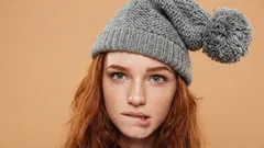 Wie man so etwas nie wieder trägt: 7 Fehler bei der Auswahl von Hüten, die selbst eine teure Daunenjacke aussehen lassen, als wäre sie gerade erst gekauft worden.