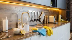 Wie man Fett reinigt: 8 Wege zu einer sauberen Küche