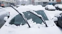 Sollten die Scheibenwischer bei Schneefall angehoben werden? Wintertipps für Autofahrer