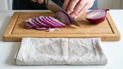 Der Trick mit dem nassen Handtuch, mit dem Sie Zwiebeln ohne Tränen schneiden können