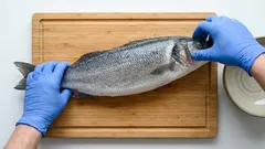 Ich säubere jeden Fisch mit meinen Händen, kein Messer, kein kochendes Wasser, die Küche ist sauber, die spanische Methode funktioniert wirklich.