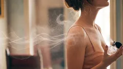 Ich trage Parfums jetzt nicht mehr auf meine Handgelenke auf, sondern auf eine andere Art und Weise: So ist die Spur länger, die Haltbarkeit ist größer, der Duft ist schöner