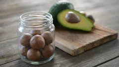 Während andere lachen, pflücke ich Avocadokerne. Warum brauche ich sie